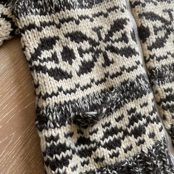 Cowichan Sweater - Picture 3 of 7